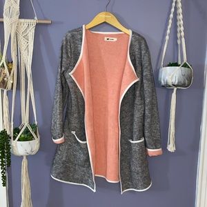 🤑❗️ MAKE AN OFFER - EVERYTHING MUST GO❗️✨ 
Gray & blush cardigan